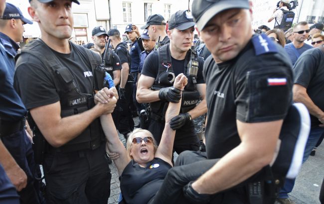 Poľská polícia zabránila protestu proti pochodu krajnej pravice