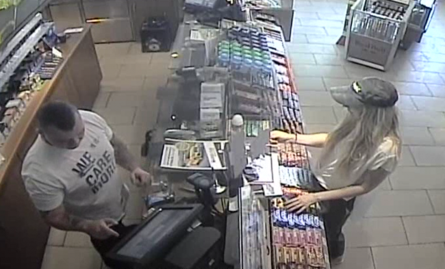 VIDEO: Žena vzala peňaženku, ktorá jej nepatrila. Polícia po nej pátra