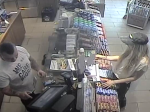VIDEO: Žena vzala peňaženku, ktorá jej nepatrila. Polícia po nej pátra