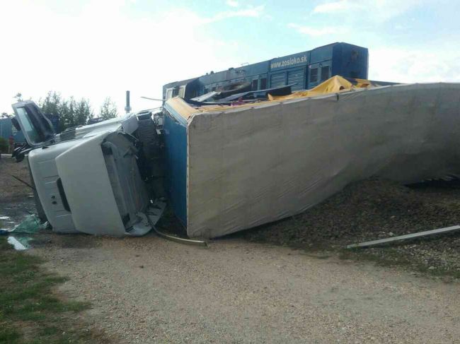 FOTO: Kamión sa zrazil s nákladným vlakom
