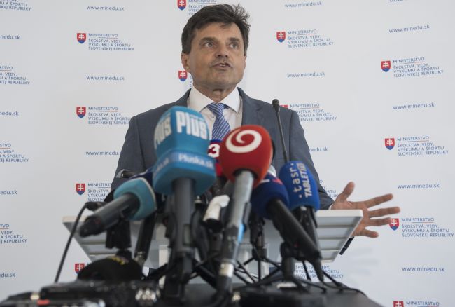 Po odstúpení Plavčana povedenie rezort školstva iný člen vlády za SNS