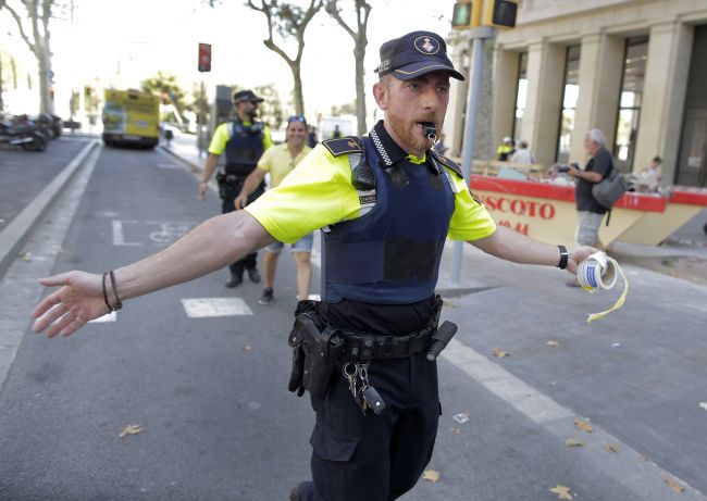 Video: Do masy ľudí v Barcelone narazilo vozidlo, išlo o teroristický útok