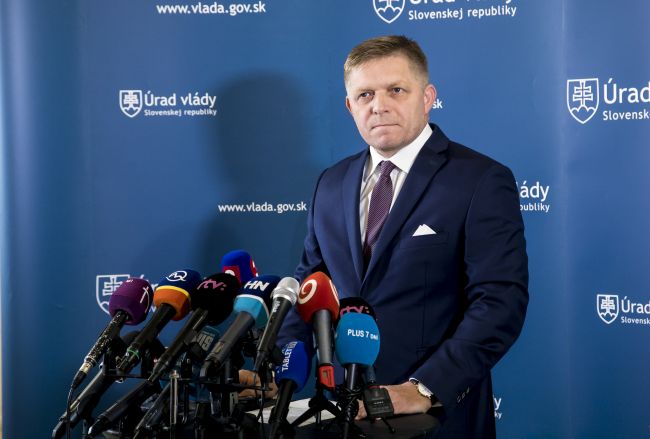 Fico: Rezort školstva by mohol viesť minister obrany Peter Gajdoš