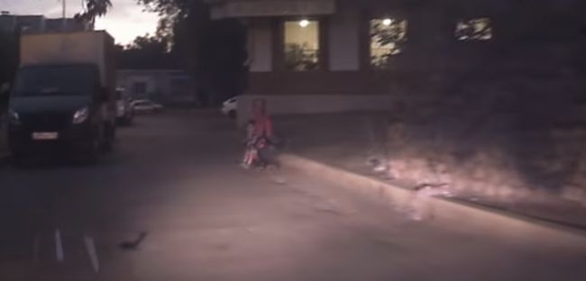 Video: Auto takmer zrazilo opustené dieťa v kočíku
