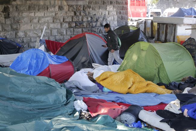 Francúzsko: Polícia vypratala v Paríži viacero utečeneckých táborov