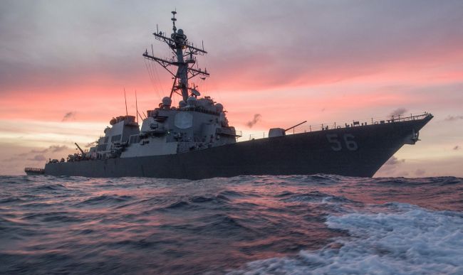 Po zrážke torpédoborca USA s obchodnou loďou je 10 nezvestných námorníkov