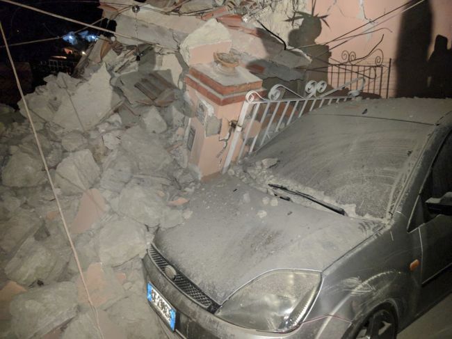 Pri zemetrasení na ostrove Ischia padali budovy, jedna žena zahynula