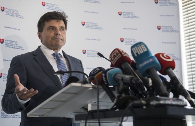 SNS: Minister Plavčan podá abdikáciu k 31. augustu