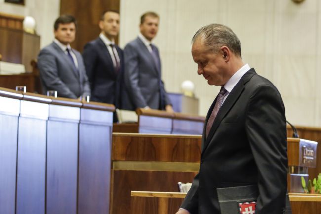 Prezident dostal list od ministra školstva Petra Plavčana