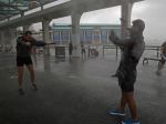 Hongkong: Pre blížiaci sa tajfún zrušili stovky letov a zatvorili školy
