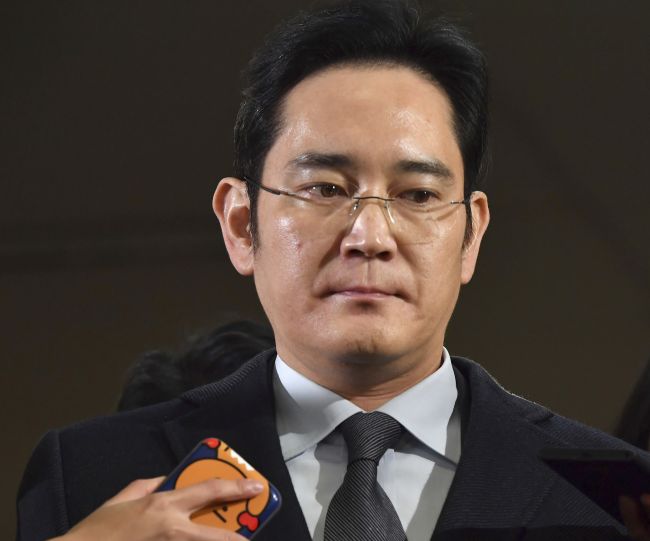 Dediča spoločnosti Samsung odsúdili za korpuciu na päťročné väzenie