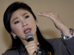 Expremiérka Šinavatrová údajne ušla do zahraničia