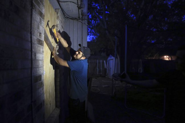 Hurikán Harvey smerujúci na Texas zosilnel na druhú kategóriu