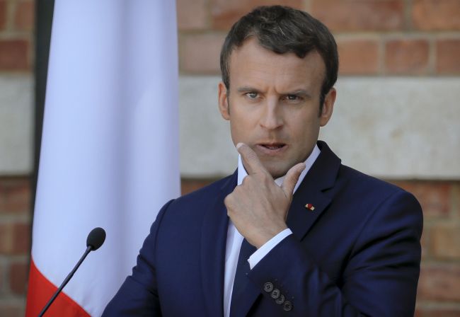 Macron minul na mejkap už 26.000 eur