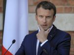 Macron minul na mejkap už 26.000 eur