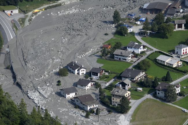Zo hory Piz Cengalo znova padali skaly, záchranárov včas evakuovali