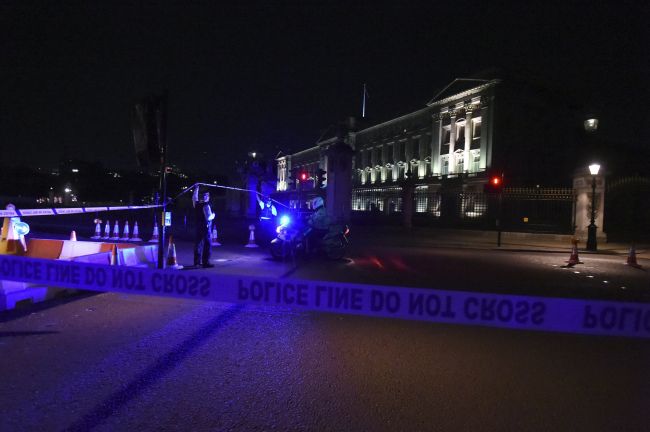 Útočník zranil dvoch policajtov pred Buckinghamským palácom