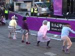 Video: Štyri tancujúce babky ovládli internet