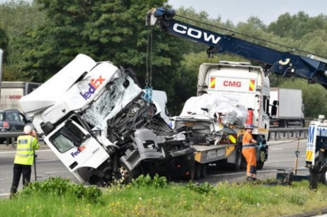 Vážna dopravná nehoda na diaľnici v Británii si vyžiadala osem mŕtvych