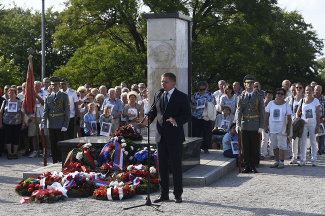 PREMIÉR: Ak dnes niekto hajluje a používa hákový kríž, nemôže byť normálny