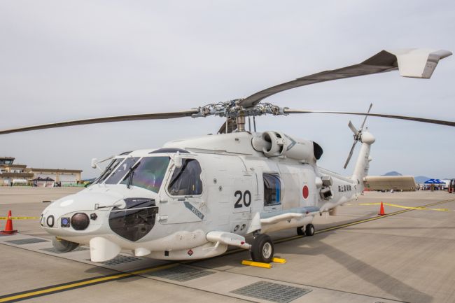 Pri pobreží Japonska sa zrútil vojenský vrtuľník, hlásia troch nezvestných