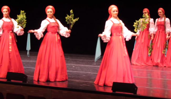 Video: Tradičný ruský tanec vás uchváti ľahkosťou, s akou ho tanečnice predvádzajú