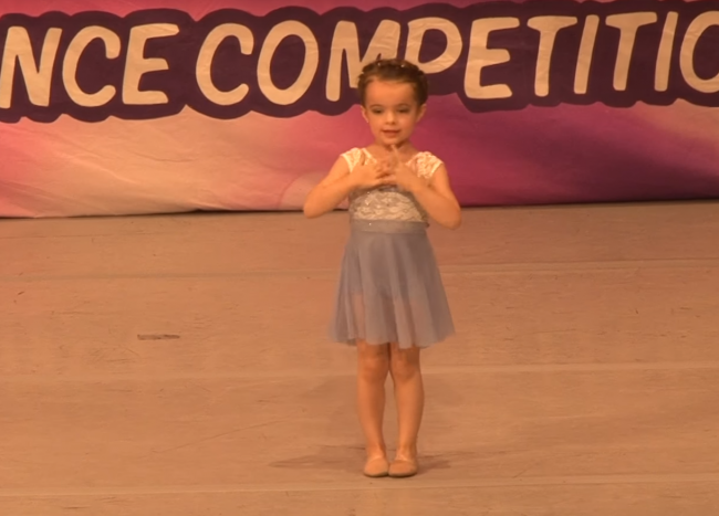 Video: Porota bola okúzlená tancom 4-ročného dievčatka