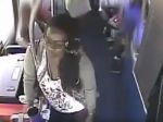 Video: Žena na autobusárku hodila moč po tom, ako jej popriala pekný deň