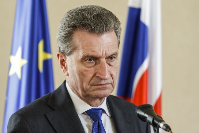 Oettinger: Británia musí platiť Bruselu až do roku 2023