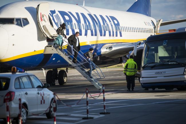 Opití Belgičania vyvolali bombový poplach na palube lietadla Ryanair