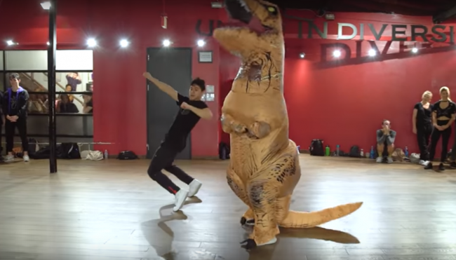 Video: Zložitú choreografiu zvládol aj T-Rex