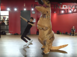 Video: Zložitú choreografiu zvládol aj T-Rex