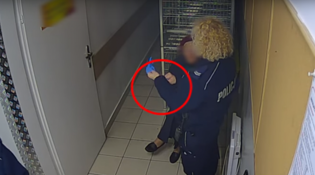 Video: Policajtka si nasadila rukavice a spravila niečo, čo pobúrilo verejnosť
