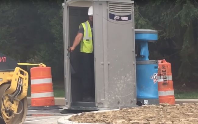 Video: Cestári sa rozhodli, že si vystrelia zo svojho kolegu na toalete