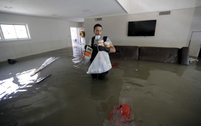 Evakuačné centrá v Houstone sa postupne vyprázdňujú, vláda zaplatila hotely