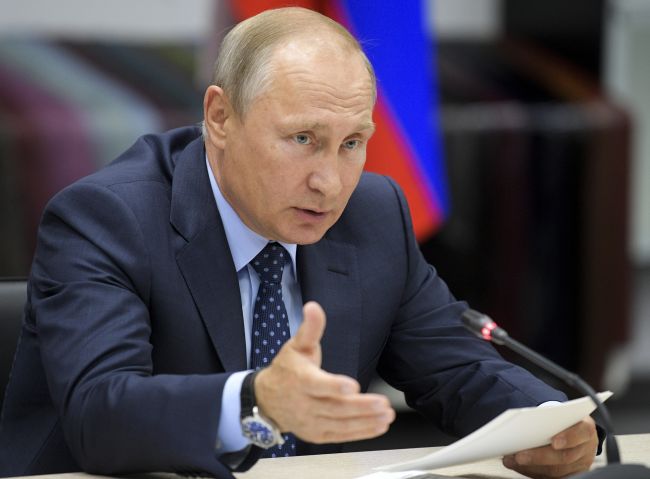 Putin varoval Spojené štáty pred poskytnutím smrtiacich zbraní Ukrajine