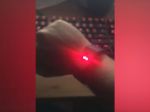 Video: Muž sa nechal elektrizovať až kým sa mu nevybila batéria v náramku