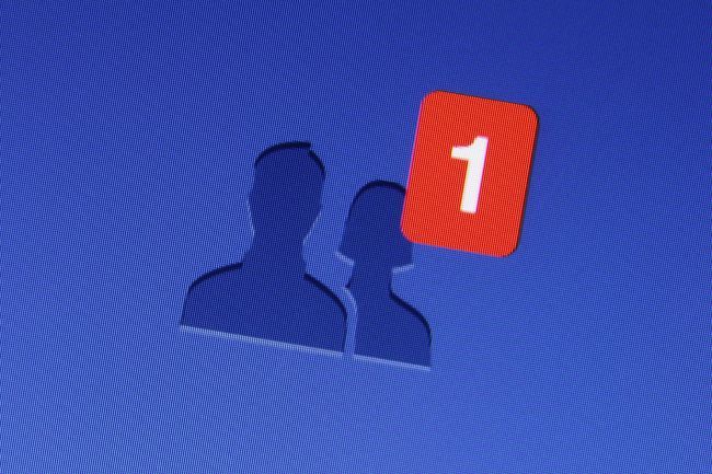 Žena prijala žiadosť o priateľstvo na Facebooku. Nakoniec ju to stálo celoživotné úspory