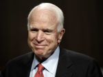 Senátor McCain: Bojujem s krutou formou rakoviny, no prognóza je "celkom dobrá"