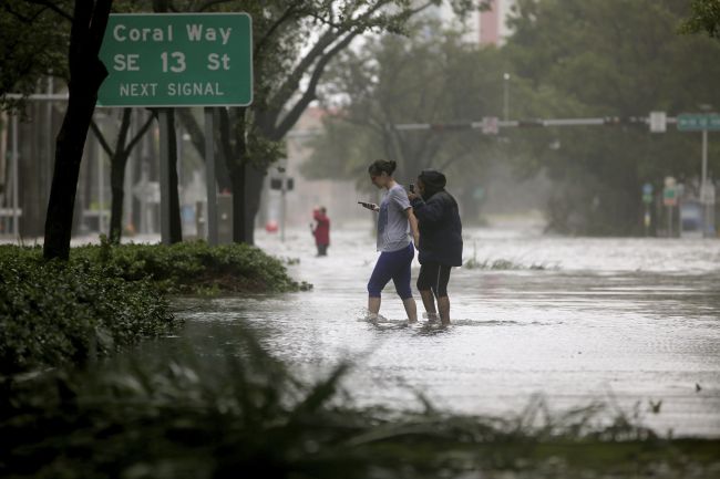 V opustených domoch a obchodoch na Floride dochádza k prípadom rabovania