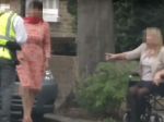 Video: Policajt chcel dať pokutu žene na vozíku, zasiahla karma