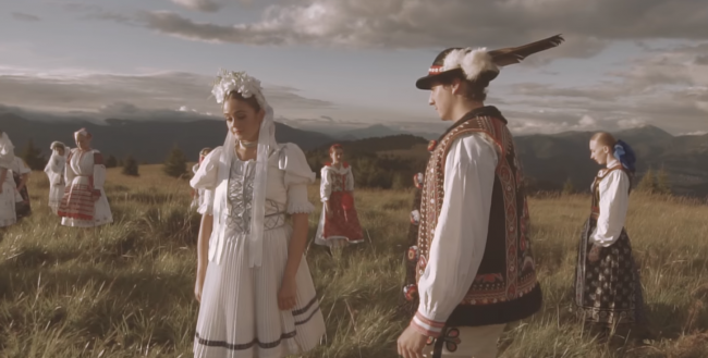 Video: Pieseň na ľudové motívy ospevuje krásu slovenských žien. A rozhodne sa vydarila! 