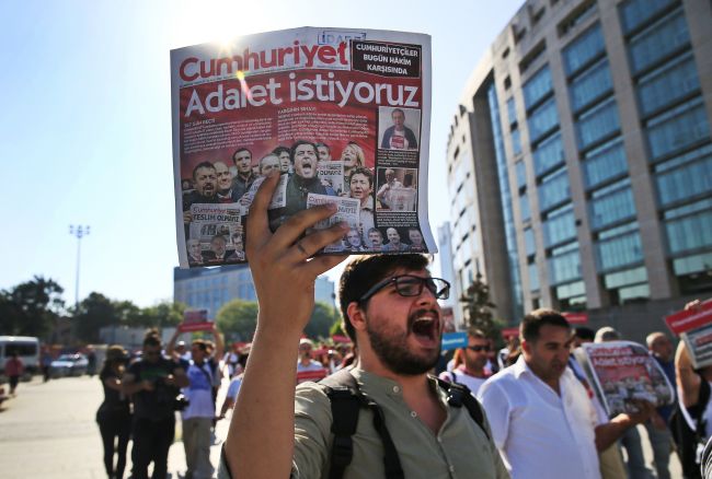 Turecko: Piatich zadržaných v kauze Cumhuriyet ponechal súd vo väzbe