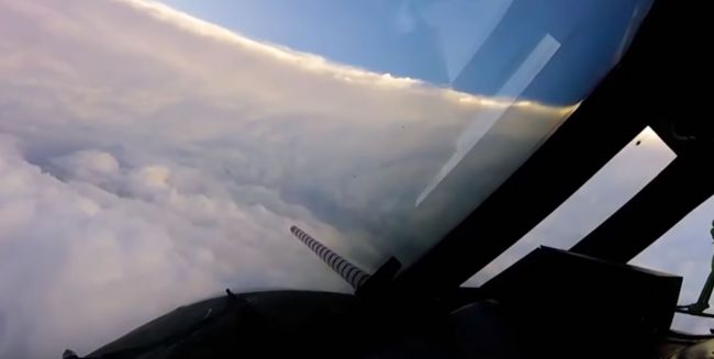 Video: Odvážna posádka lietadla sa vydala do oka hurikánu Irma