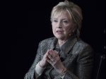 Biely dom kritizuje Clintonovú za údajné bezohľadné útoky v jej knihe