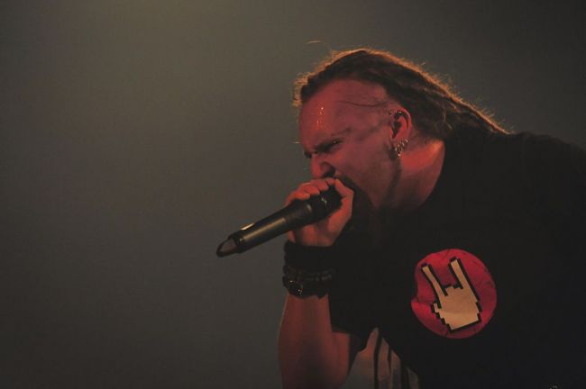 Členov známej poľskej metalovej kapely obvinili zo skupinového znásilnenia
