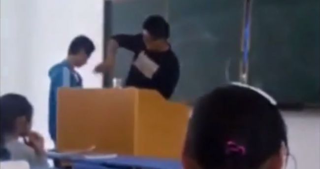 Video: Učiteľ rozdával facky za to, že žiaci nedokázali napísať báseň