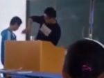 Video: Učiteľ rozdával facky za to, že žiaci nedokázali napísať báseň