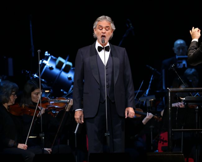 Koncert tenoristu Bocelliho s orchestrom dirigoval robot
