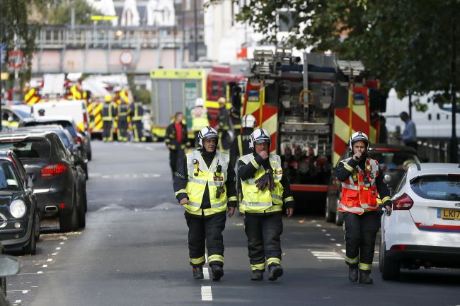 K útoku na stanici londýnskeho metra sa prihlásil Islamský štát